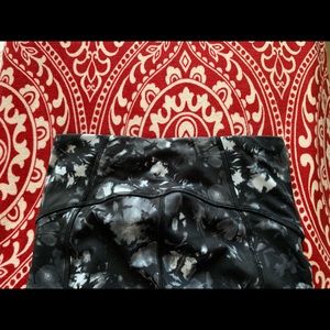 Black tie die lululemon size 6 crops